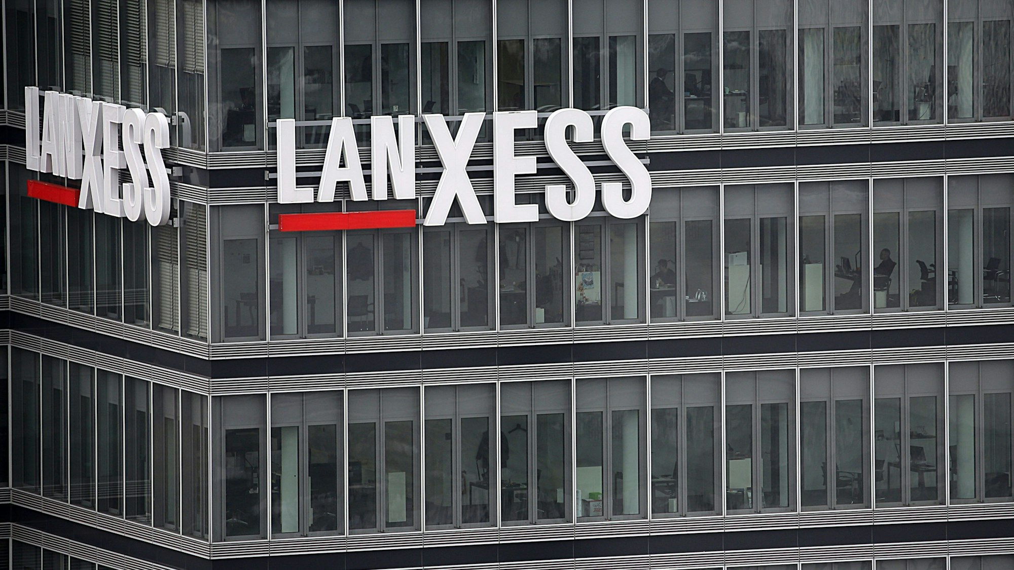 Blick auf die Zentrale des Chemie-Konzerns Lanxess. Die bereits zu Jahresbeginn sehr schwache Nachfrage sowie ein Lagerabbau bei Kunden hätten sich im zweiten Quartal fortgesetzt, teilte das Unternehmen am Montag mit.