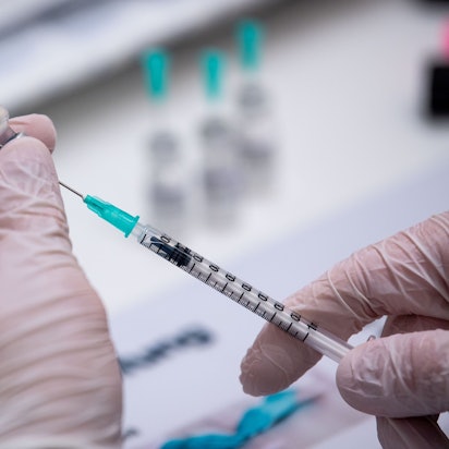 ARCHIV - 13.11.2021, Niedersachsen, Osnabrück: Impfdosen werden vorbereitet.