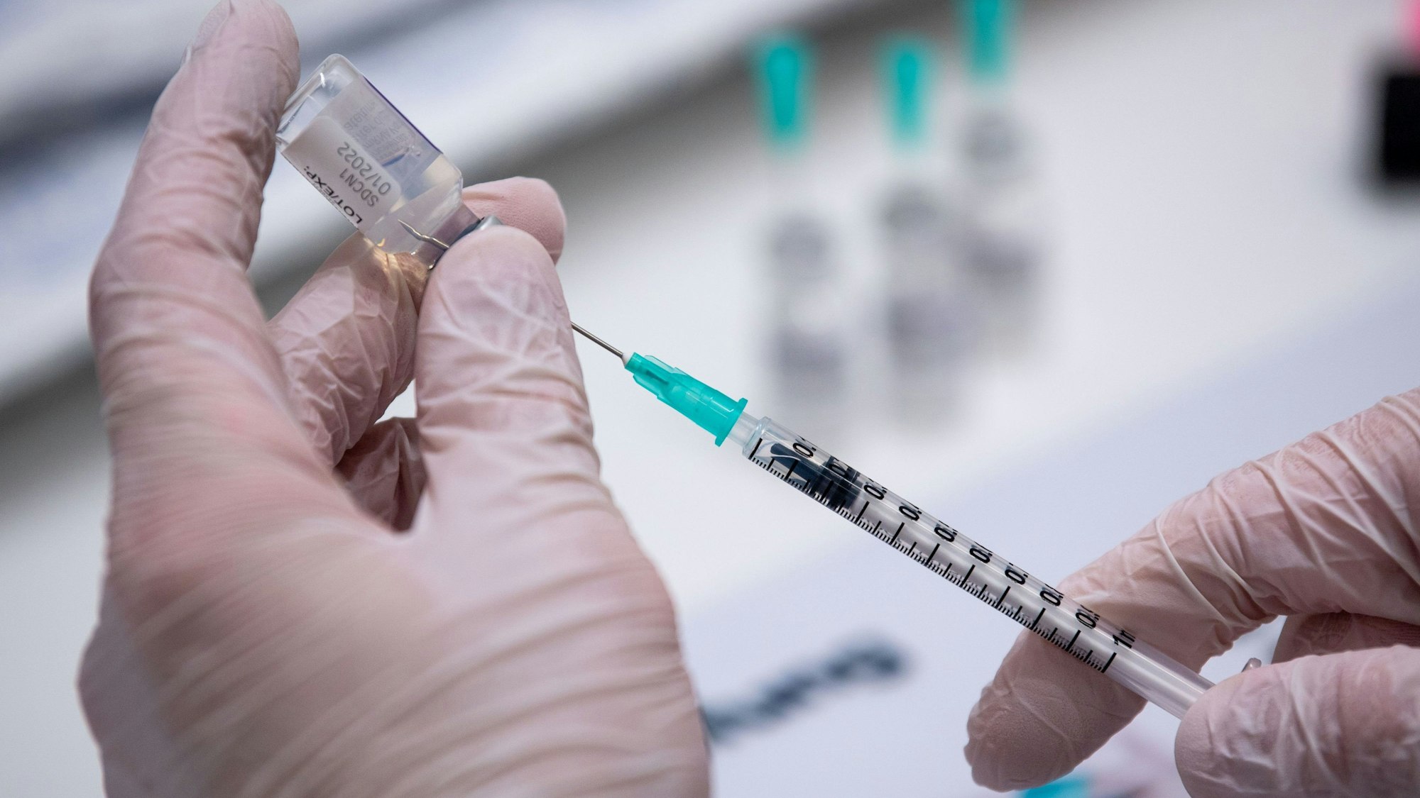 ARCHIV - 13.11.2021, Niedersachsen, Osnabrück: Impfdosen werden vorbereitet.