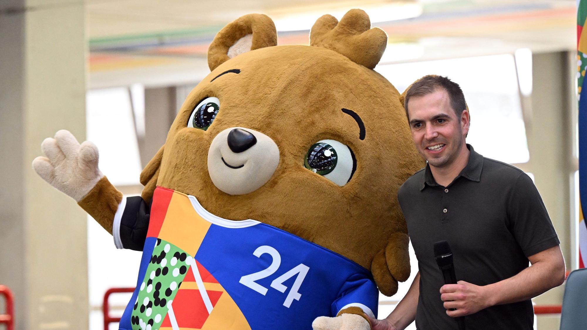 Das noch EM-Maskottchen steht mit Turnierdirektor Philipp Lahm auf der Bühne.