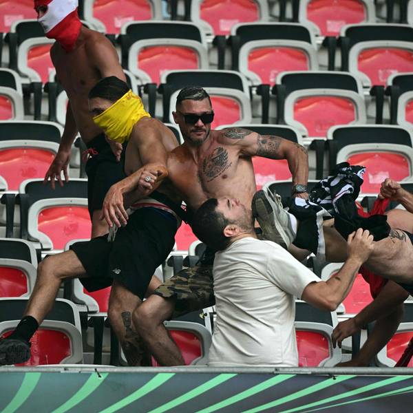 Mit einem wuchtigen Tritt attackierte der Kölner Fußball-Chaot das Opfer im Stadion von Nizza.