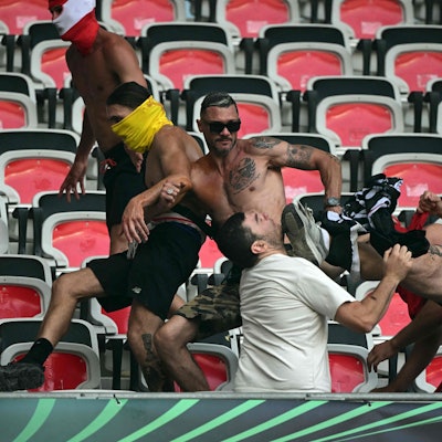 Mit einem wuchtigen Tritt attackierte der Kölner Fußball-Chaot das Opfer im Stadion von Nizza.
