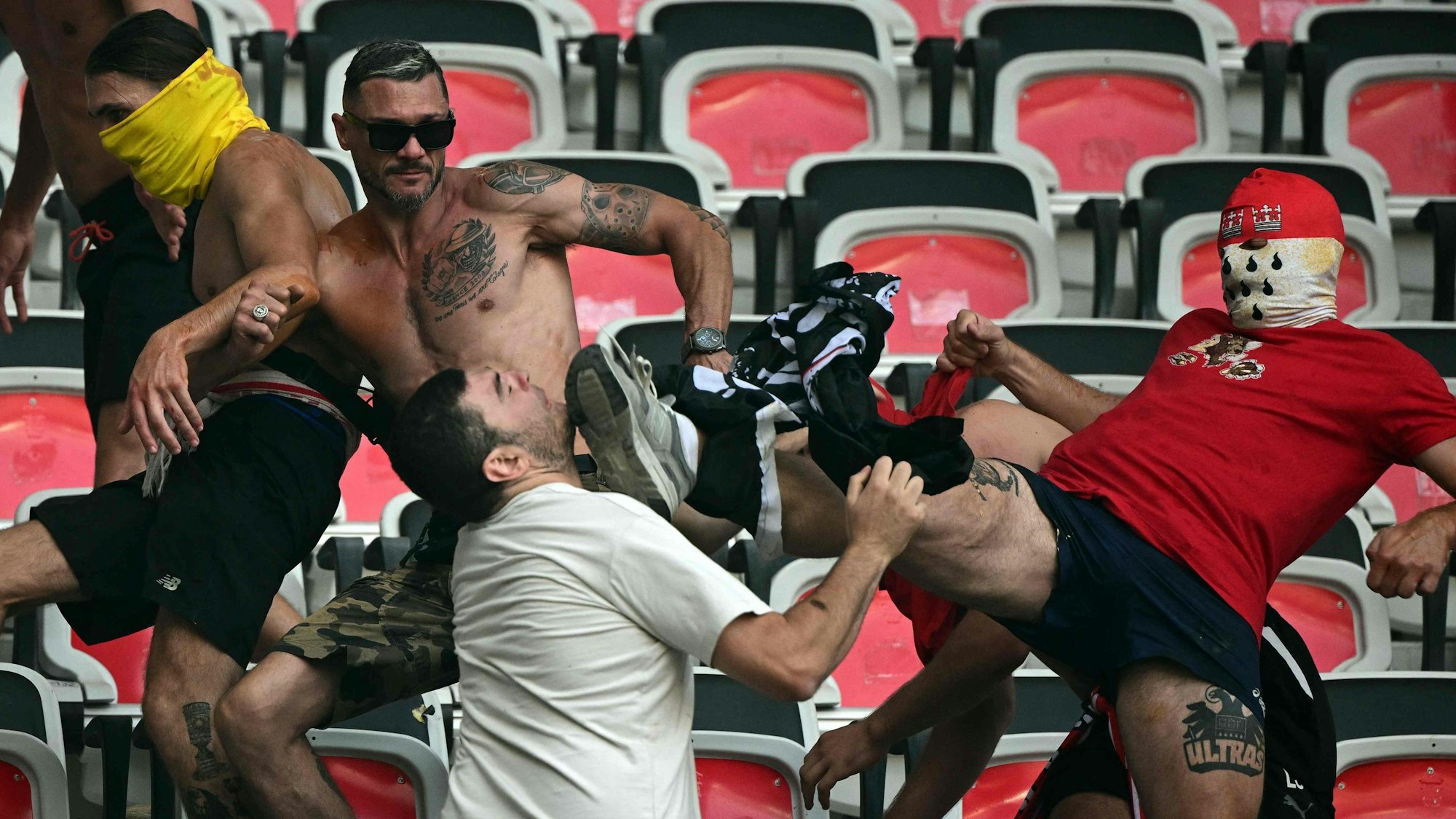 Mit einem wuchtigen Tritt attackierte der Kölner Fußball-Chaot das Opfer im Stadion von Nizza.