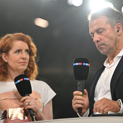 Deutschlands Bundestrainer Hansi Flick spricht nach dem Spiel mit der Sportmoderatorin Monica Lierhaus.