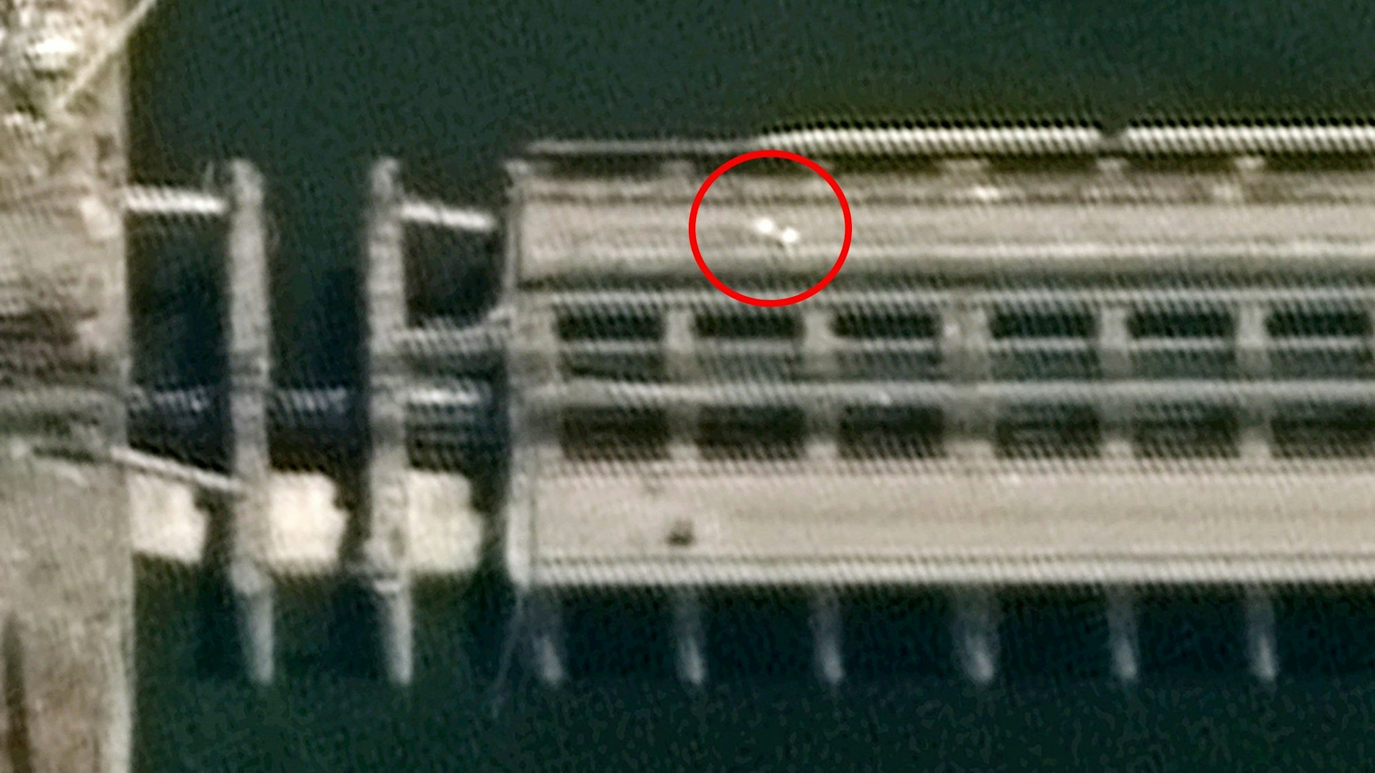 Das Foto, das zehn Tage vor der Staudamm-Sprengung von einer Drohne aufgenommen wurde, zeigt ein weißes Auto auf dem Kachowka-Staudamm, es war mutmaßlich mit Sprengstoff gefüllt.