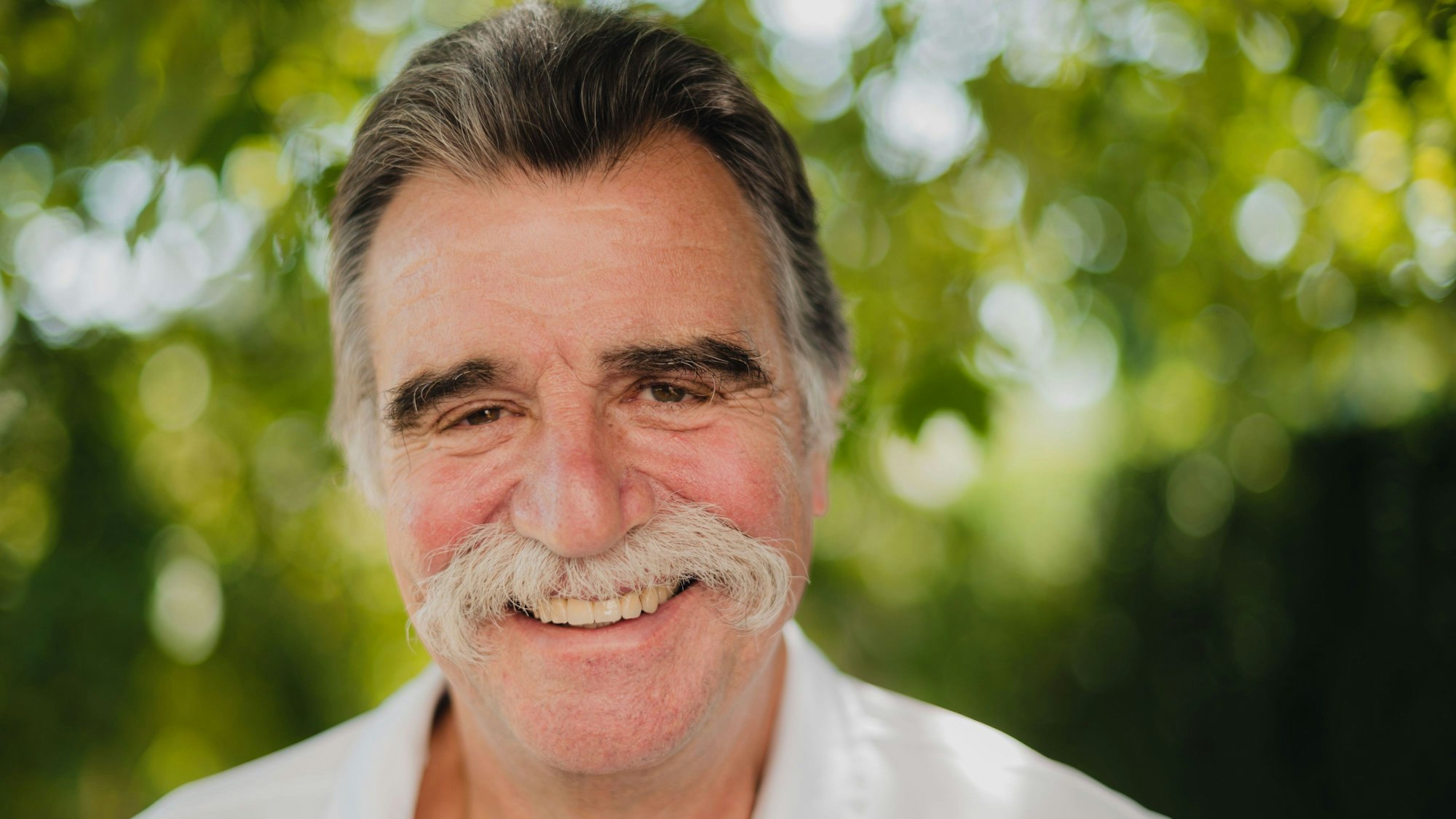 Heiner Brand lächelt in die Kamera.