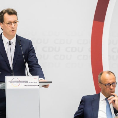 Hendrik Wüst (l.) und Friedrich Merz Mitte Juni beim CDU-Bundesausschuss in Berlin. Zwischen den beiden CDU-Politikern gibt es Meinungsverschiedenheiten.