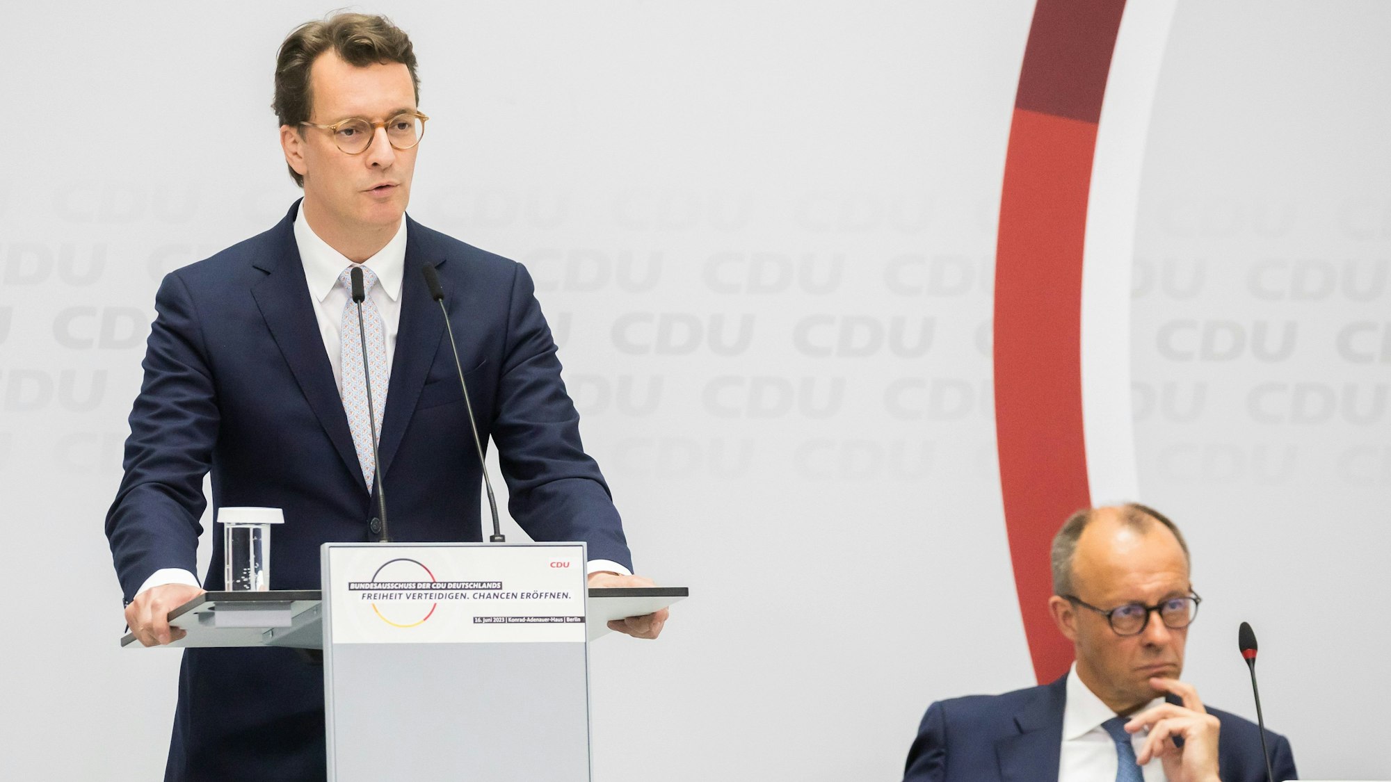 Hendrik Wüst (l.) und Friedrich Merz Mitte Juni beim CDU-Bundesausschuss in Berlin. Zwischen den beiden CDU-Politikern gibt es Meinungsverschiedenheiten.