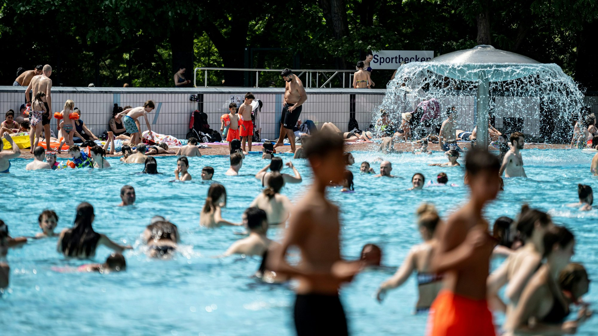 11.06.2023, Berlin: Viele Menschen verbringen den sommerlich warmen Tag im Sommerbad Kreuzberg - Prinzenbad. Foto: Fabian Sommer/dpa +++ dpa-Bildfunk +++