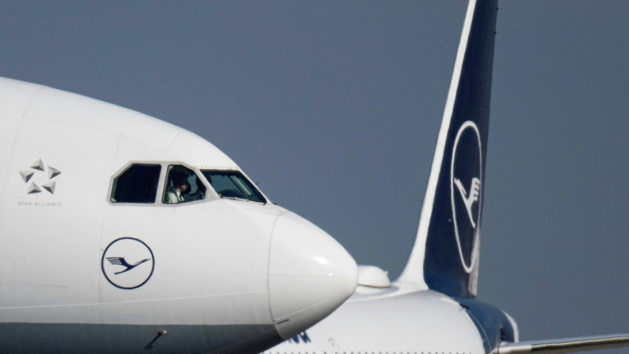 Eine Passagiermaschine der Lufthansa rollt auf dem Flughafen Frankfurt zu ihrer Startposition.