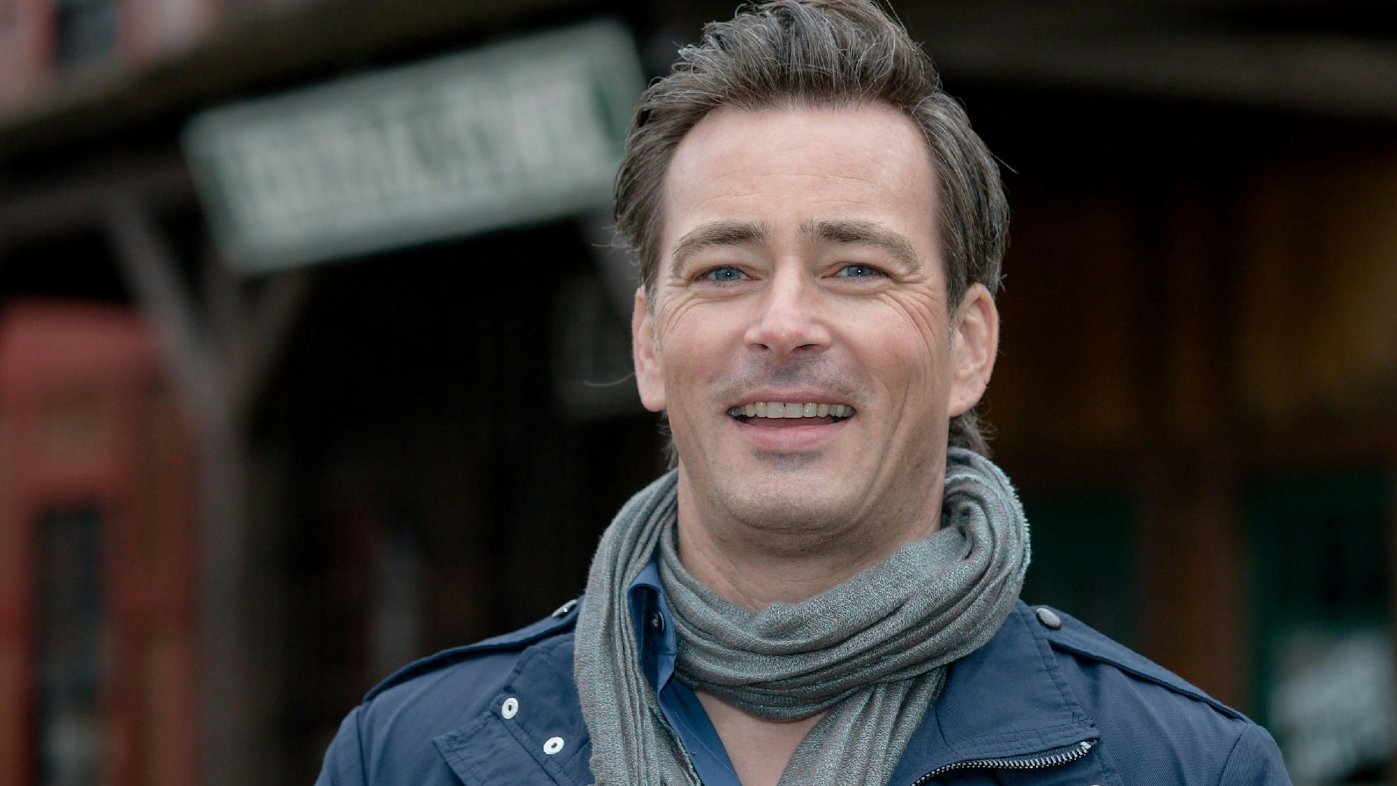 Jan Sosniok lacht in Richtung der Kamera.