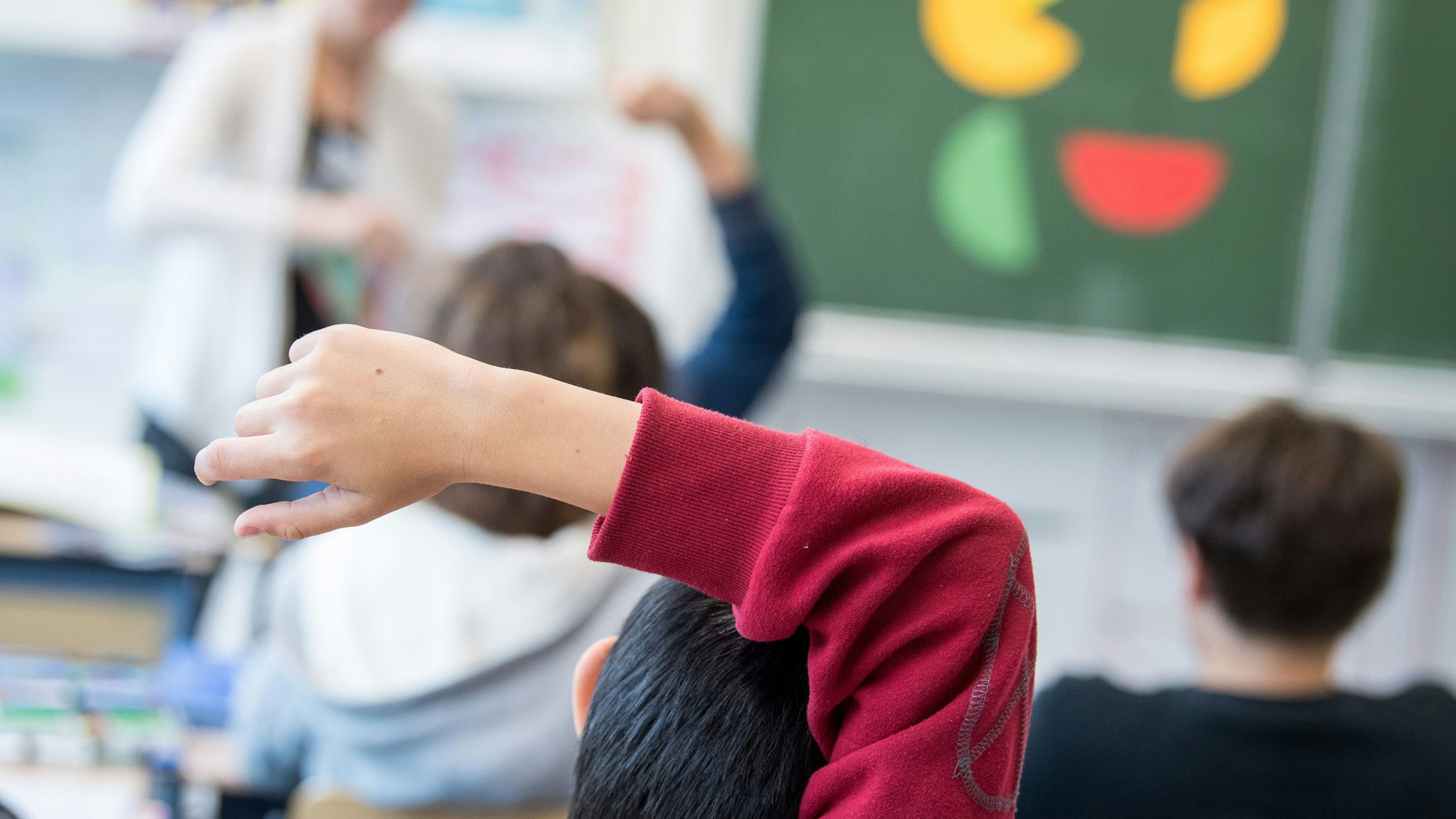 Blick in ein Klassenzimmer, in dem gerade eine Mathestunde stattfindet.