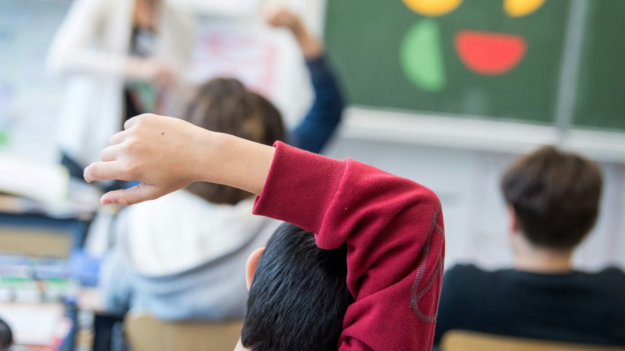 Ein Schüler meldet sich während einer Mathestunde.