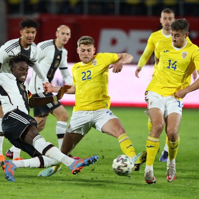 Derr gebürtige Kölner und frühere FC-Spieler Yann Bisseck führt die U21 bei der EM als Kapitän an. Das Foto zeigt ihn (vorne, links) im Zweikampf mit Rumäniens Vlad Pop.