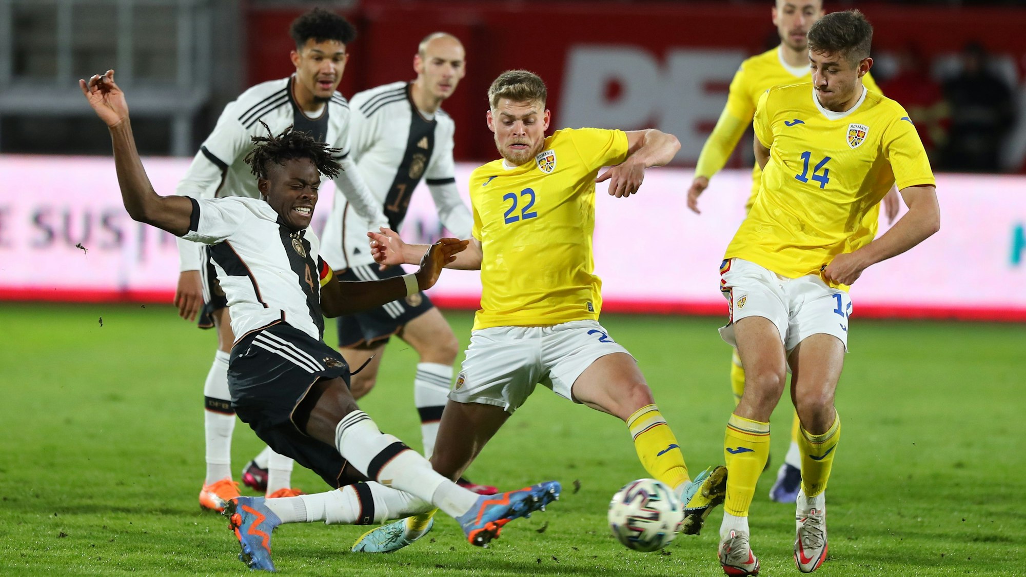 Derr gebürtige Kölner und frühere FC-Spieler Yann Bisseck führt die U21 bei der EM als Kapitän an. Das Foto zeigt ihn (vorne, links) im Zweikampf mit Rumäniens Vlad Pop.