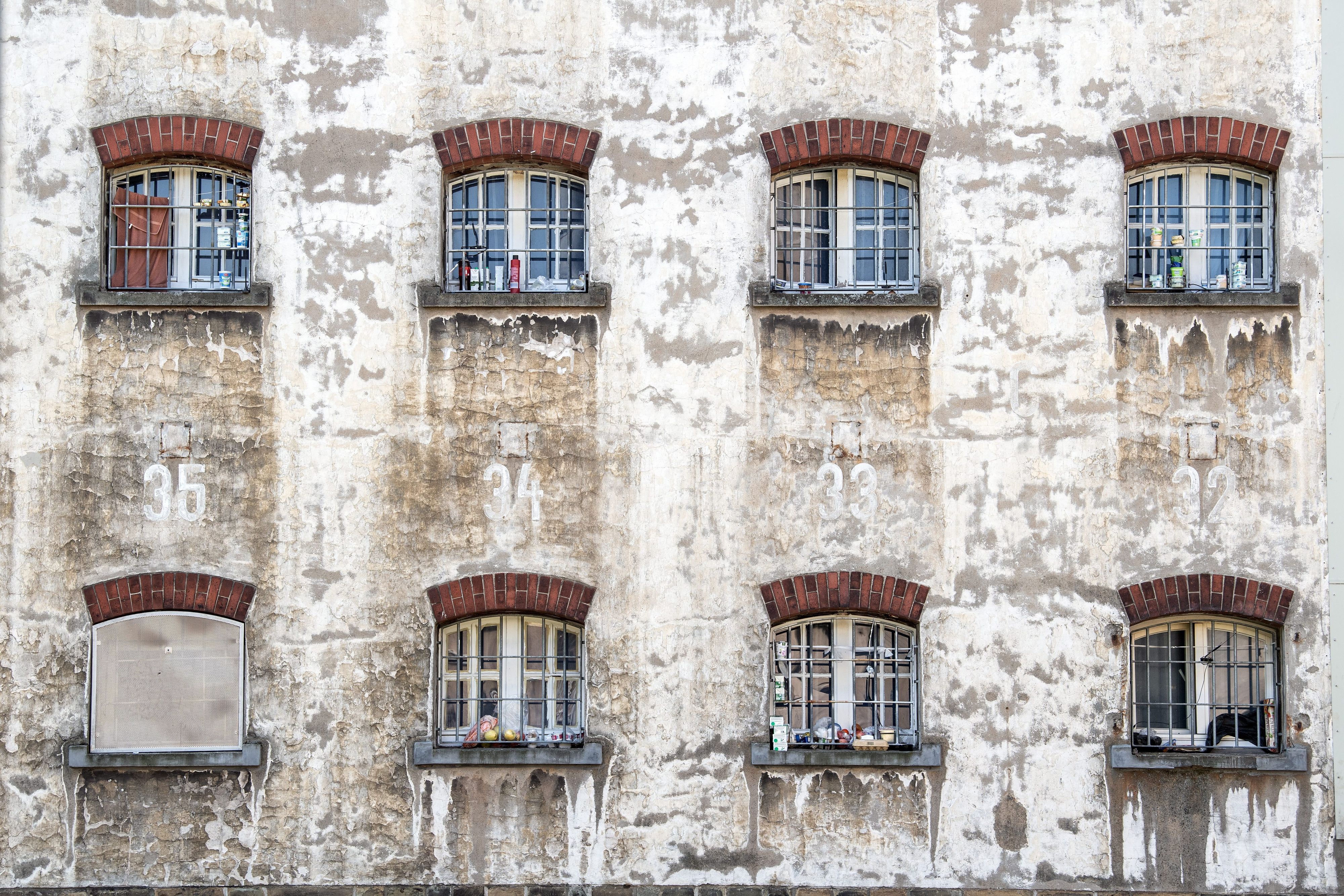 ARCHIV - 10.04.2019, Nordrhein-Westfalen, Remscheid: Fenster der Justizvollzugsanstalt in Remscheid. In Nordrhein-Westfalen sollen trotz zuletzt rückläufiger Gefangenenzahlen zwei neue Gefängnisse gebaut werden. Bei diesen werde es sich um «Rotationsanstalten» handeln, teilte das NRW-Justizministerium auf dpa-Anfrage mit. (zu dpa: «Land plant zwei neue Gefängnisse - «Rotationsanstalten») Foto: Federico Gambarini/dpa +++ dpa-Bildfunk +++