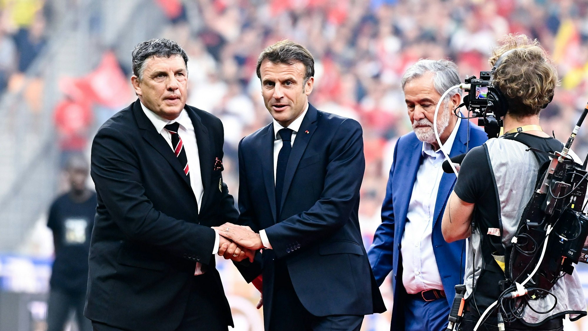 Emmanuel Macron vor dem Spiel auf dem Feld.
