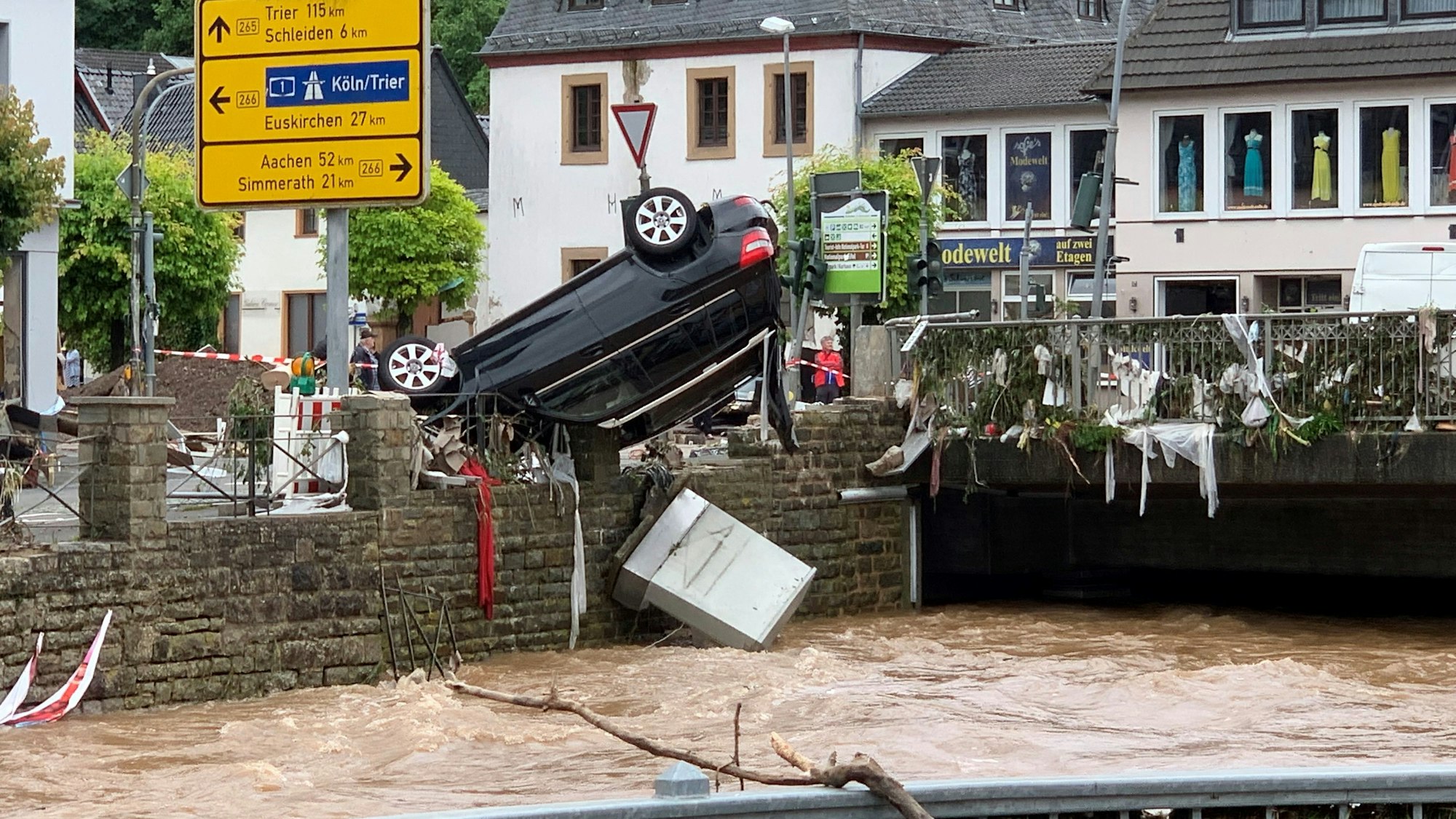 Das Bild zeigt die Zerstörung durch die Flutkatastrophe in Gemünd. Ein Auto steht auf dem Dach.