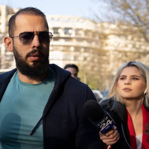 10.04.2023, Rumänien, Bukarest: Andrew Tate kommt vor der Direktion für die Untersuchung von organisierter Kriminalität und Terrorismus (DIICOT) an, wo Staatsanwälte elektronische Geräte untersuchen, die während der Ermittlungen gegen die Tate-Brüder beschlagnahmt wurden.