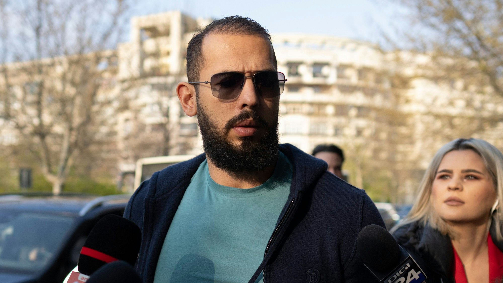 10.04.2023, Rumänien, Bukarest: Andrew Tate kommt vor der Direktion für die Untersuchung von organisierter Kriminalität und Terrorismus (DIICOT) an, wo Staatsanwälte elektronische Geräte untersuchen, die während der Ermittlungen gegen die Tate-Brüder beschlagnahmt wurden.