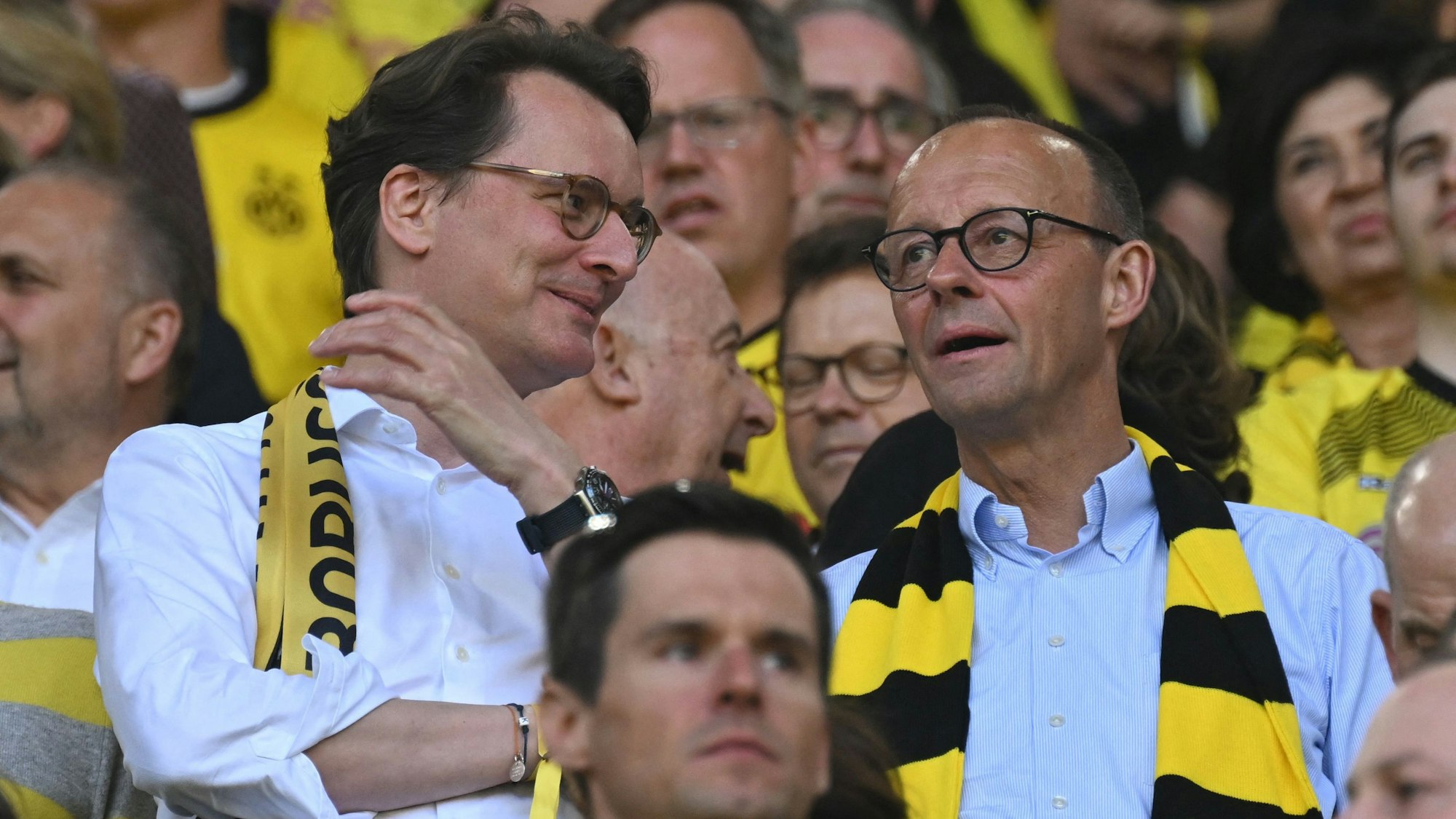 (dpa) In der Zuneigung zu Borussia Dortmund sind die beiden Westfalen Hendrik Wüst (l.) und Friedrich Merz vereint. Parteipolitisch driften sie aber auseinander.
