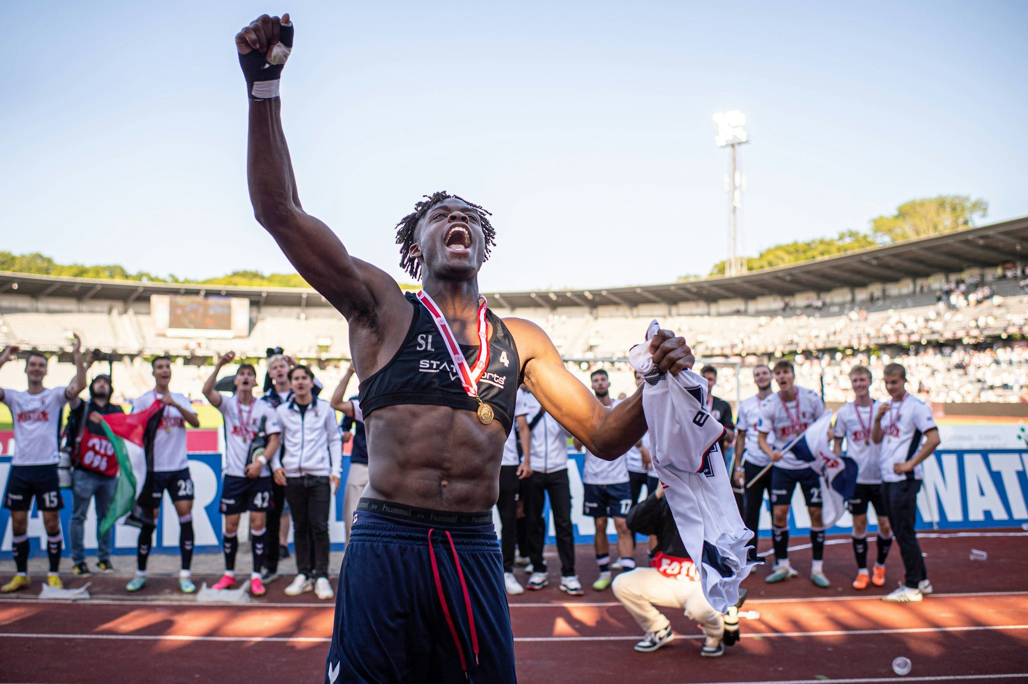 Yann Aurel Bisseck, hier Anfang Juni beim Jubiel mit seinem dänischen Team Aarhaus, führt die deutsche U21 bei der EM als Kapitän an.