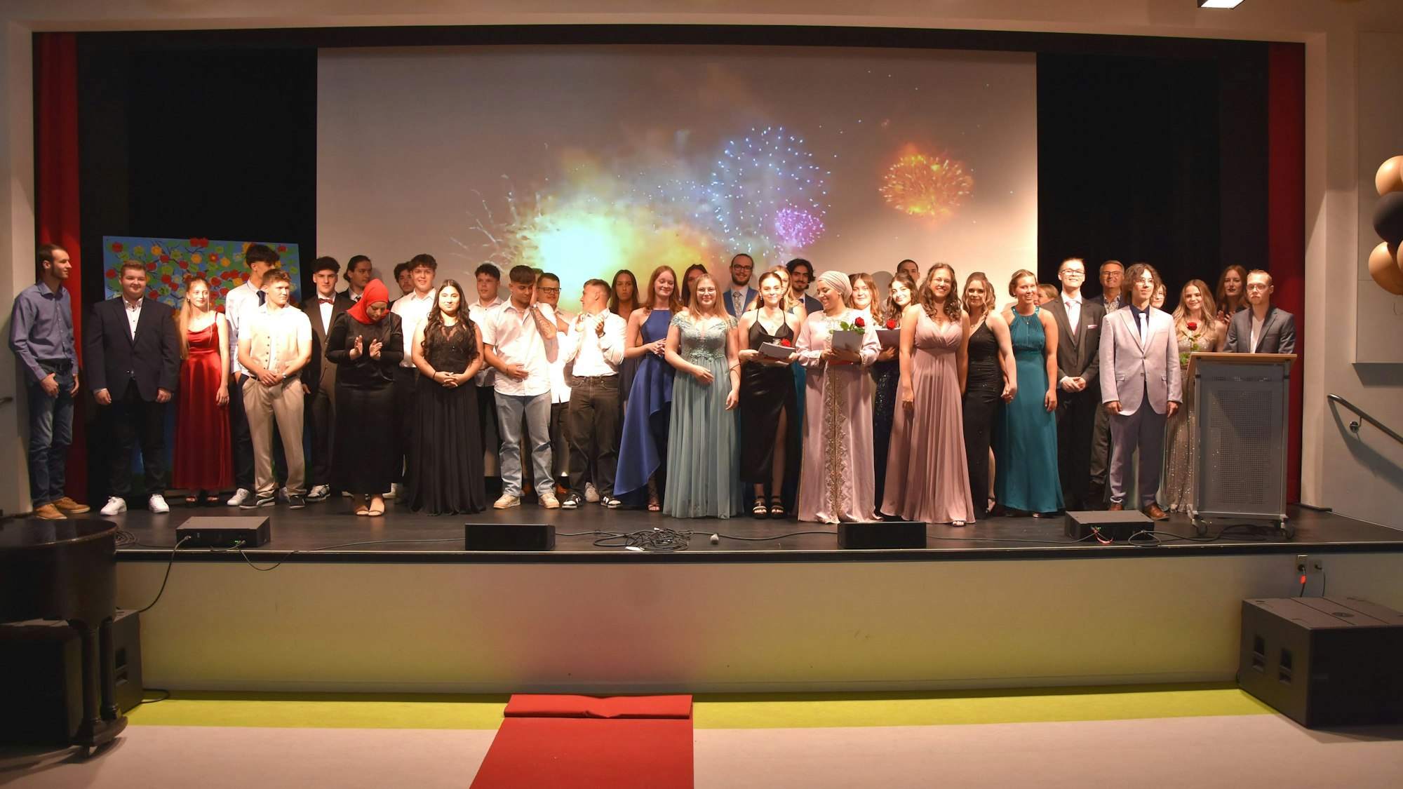 Feuerwerk für die ersten Elsdorfer Abiturientinnen und Abiturienten. Schulleiter Thorsten Kleppe (6.v.r.) überreichte die Zeugnisse.