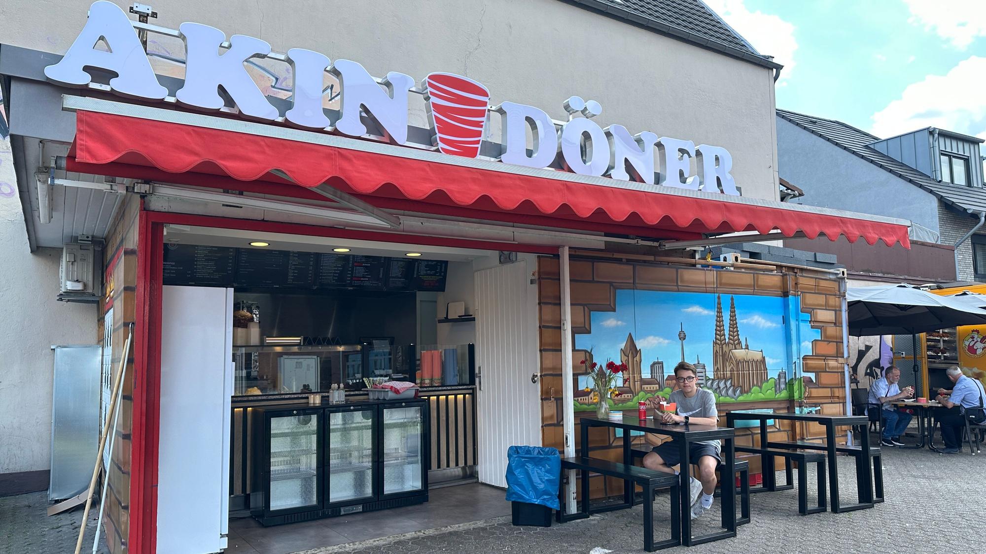 Die Außenansicht von Akin Döner.