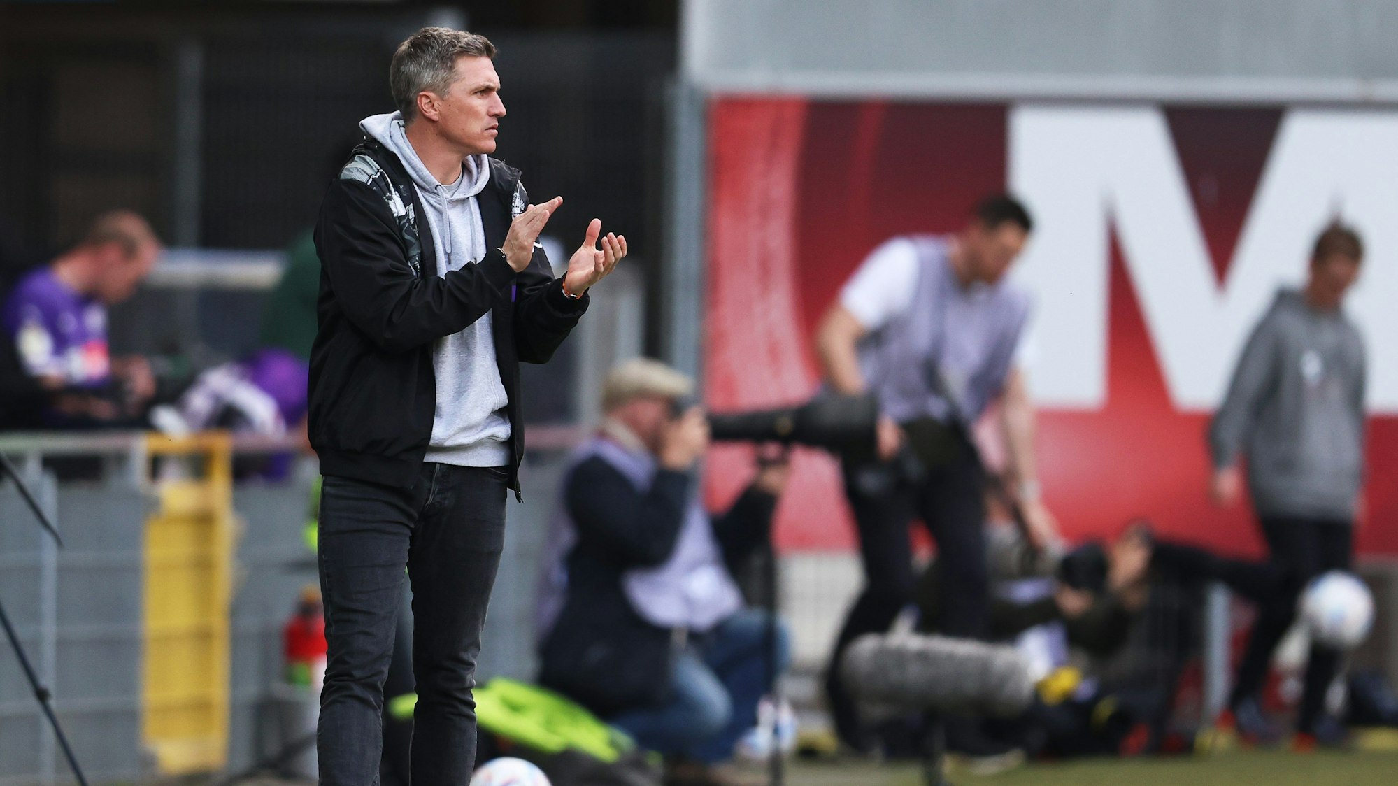 Osnabrücks Trainer Tobias Schweinsteiger applaudiert.