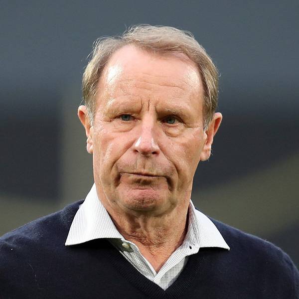 Der Deutsche Berti Vogts geht beim Aufwärmtraining über den Platz
