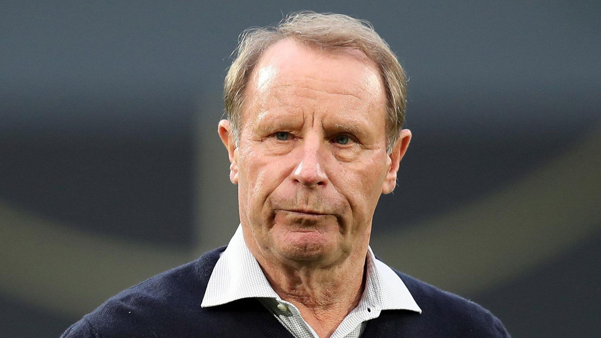 Der Deutsche Berti Vogts geht beim Aufwärmtraining über den Platz