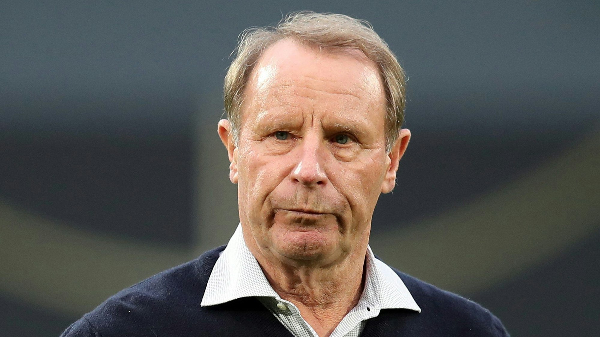 Der Deutsche Berti Vogts geht beim Aufwärmtraining über den Platz