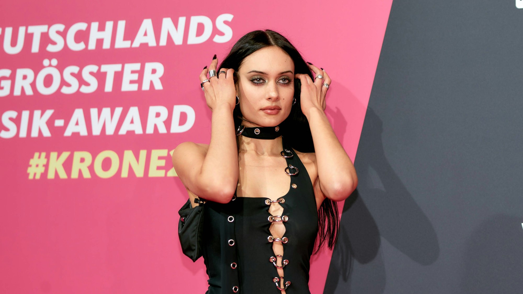 Kayla Shyx Kaya Loska auf dem roten Teppich bei der Verleihung der 1LIVE Krone in der Jahrhunderthalle in Bochum. (Archivbild)