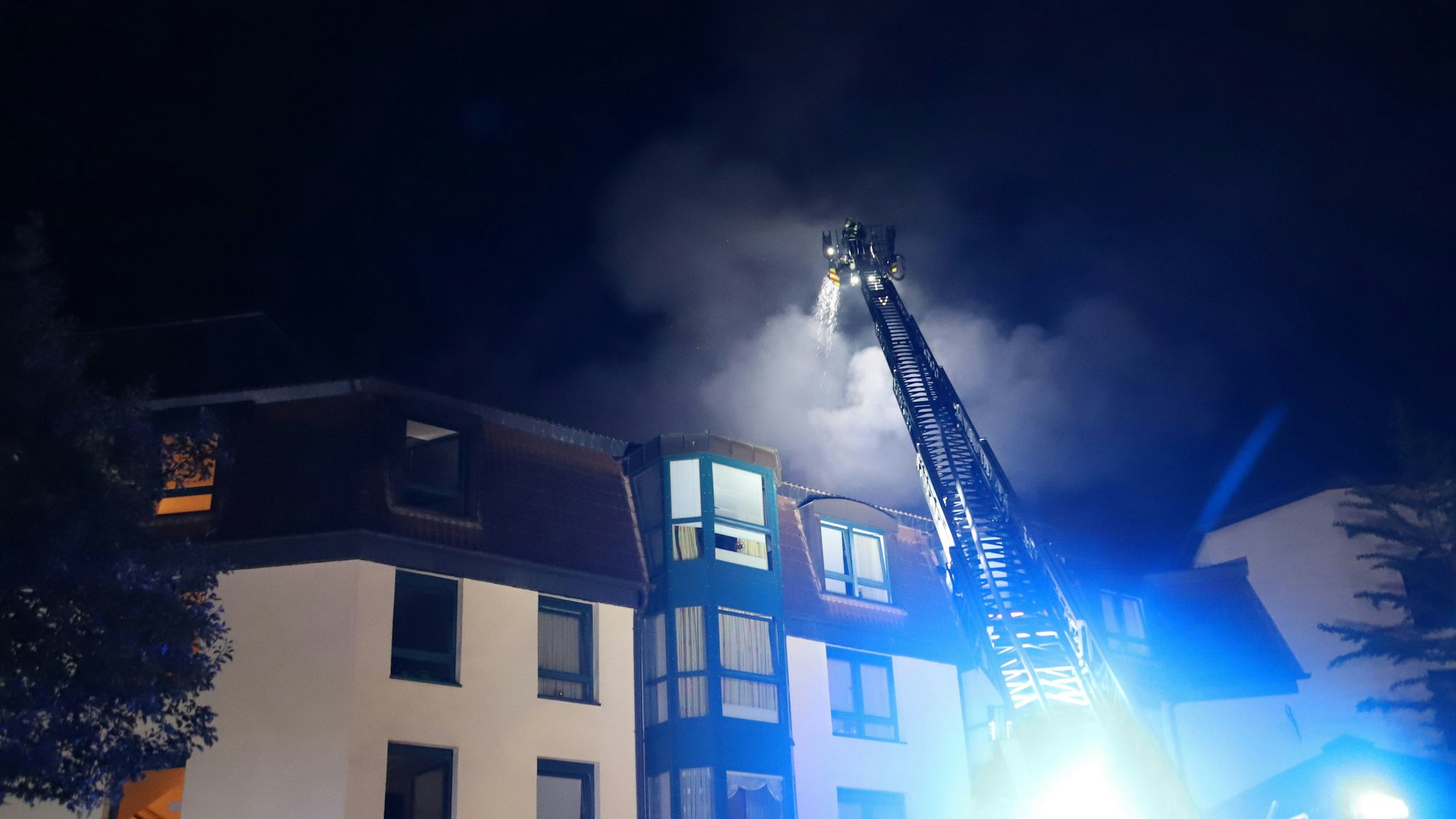 Das Curanum. Im Vordergrund die Drehleiter der Feuerwehr.