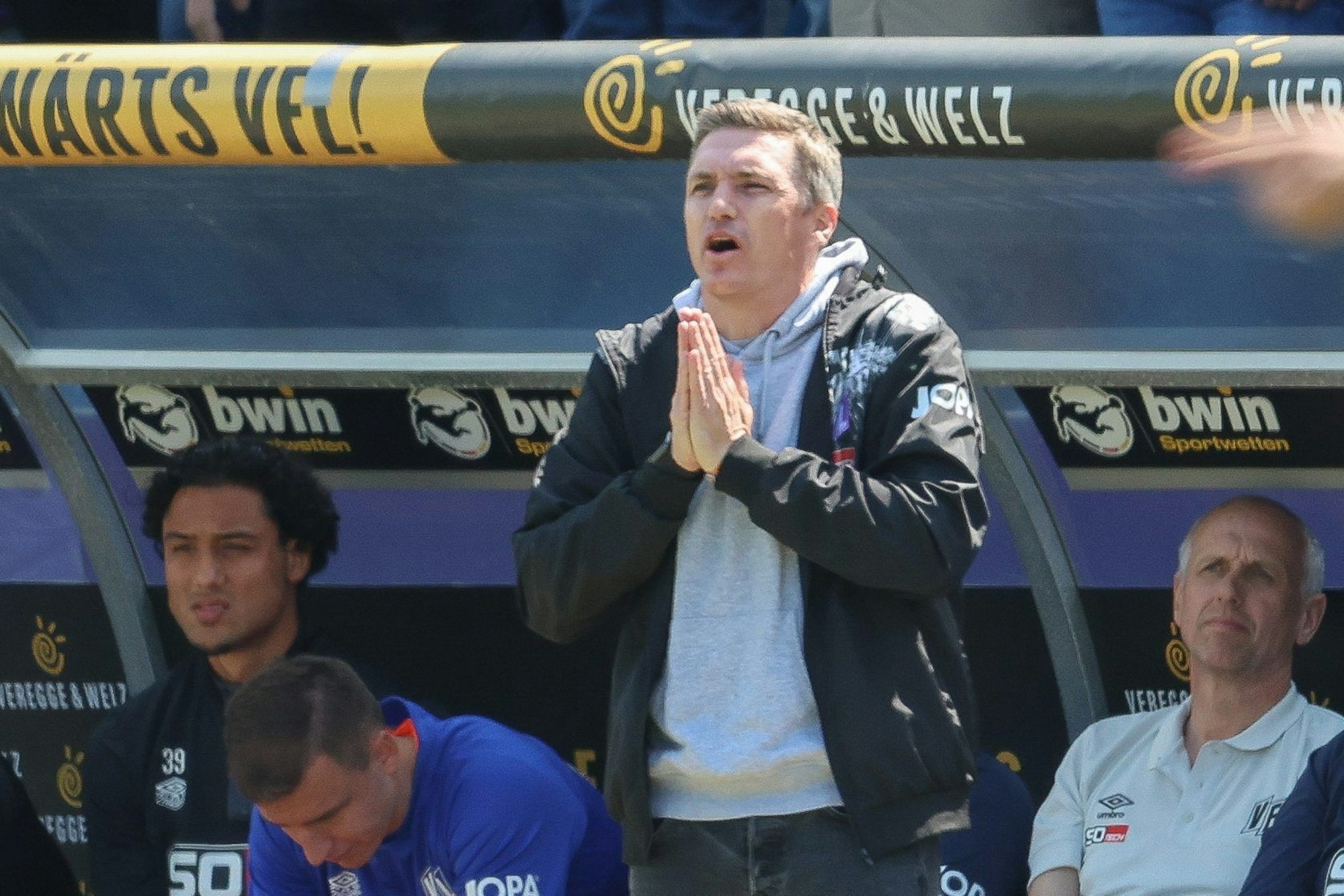 Osnabrücks Trainer Tobias Schweinsteiger steht an der Seitenlinie.