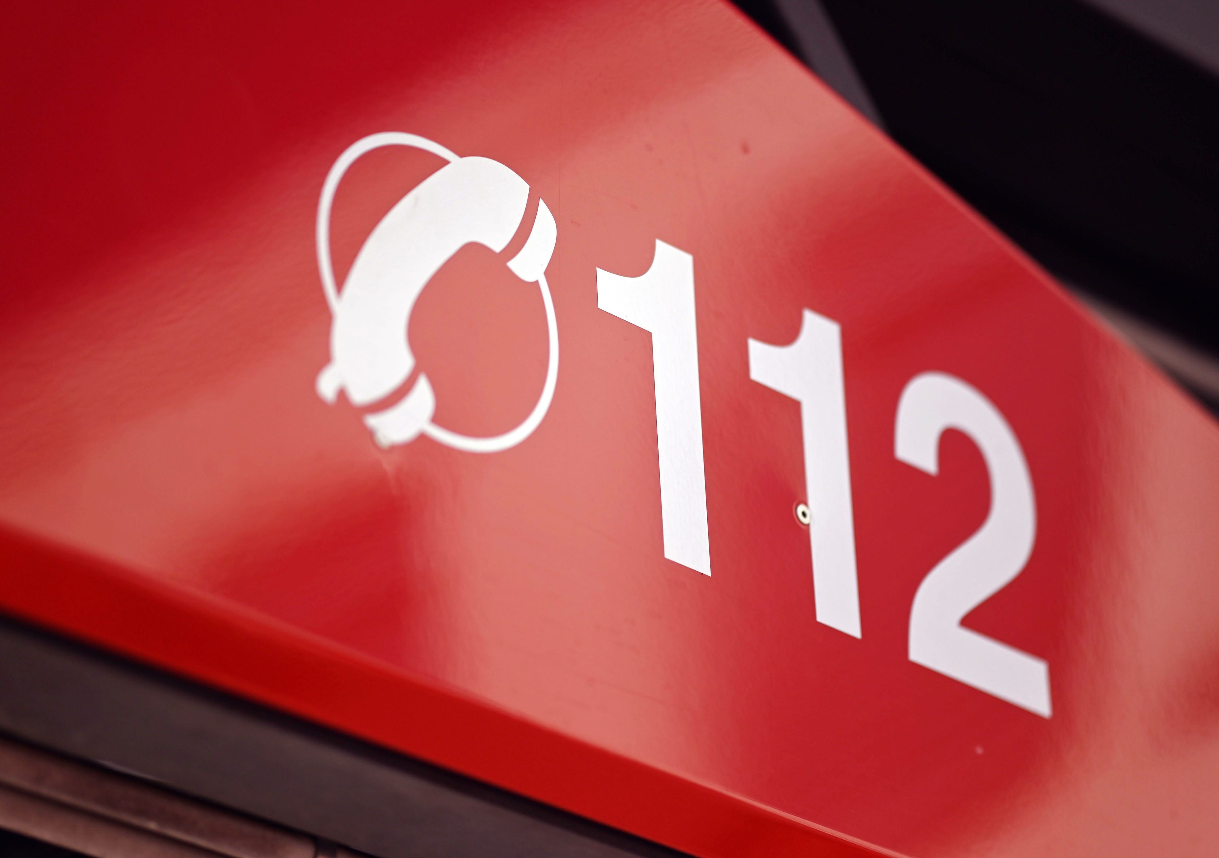 An einem Feuerwehrfahrzeug ist der Schriftzug für die Notrufnummer 112 angebracht.