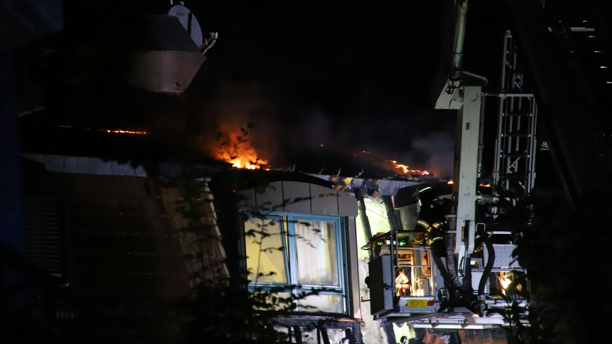 Das brennende Dach des Seniorenwohnheims.