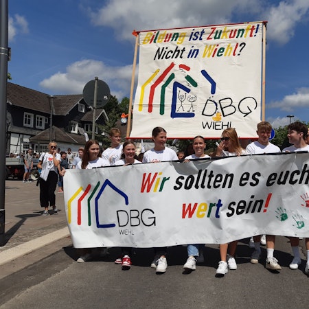 An der Spitze der Demo halten Schüler Transparente.