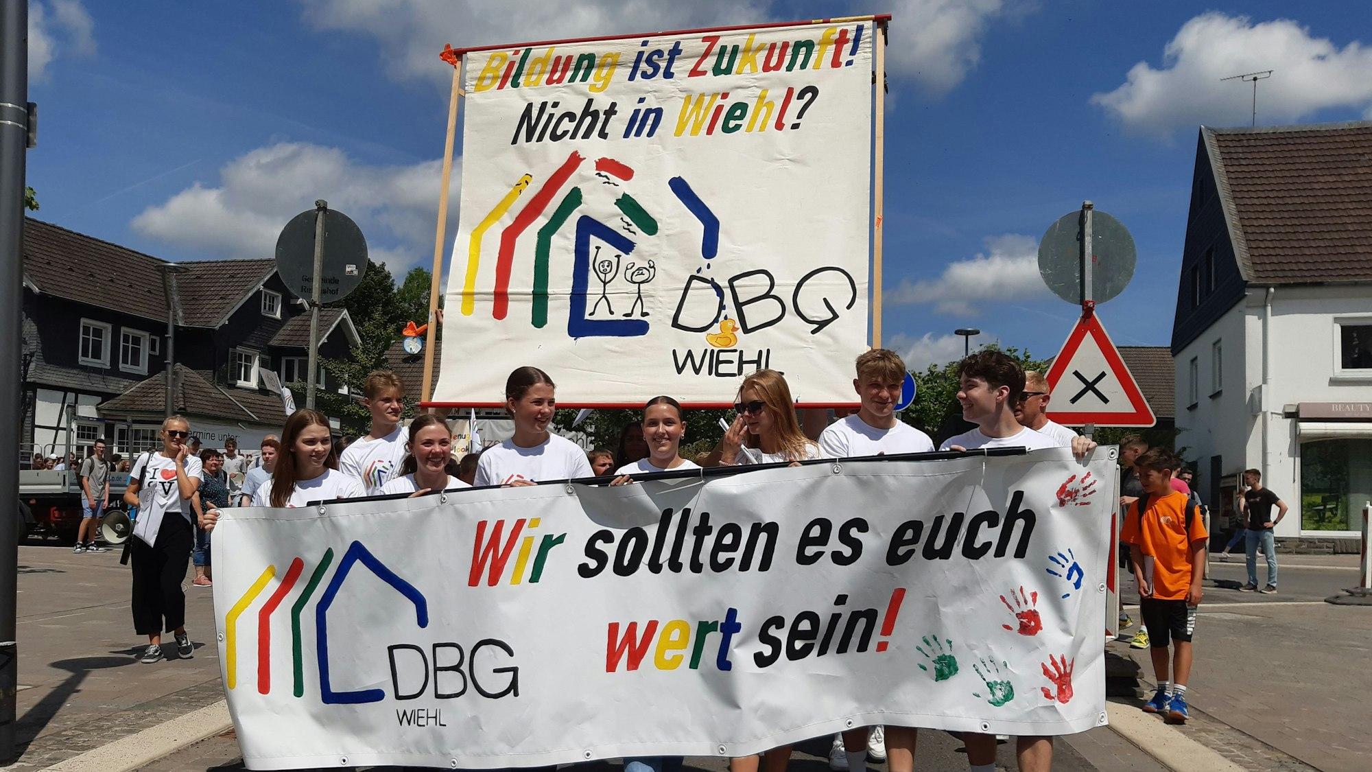 An der Spitze der Demo halten Schüler Transparente.