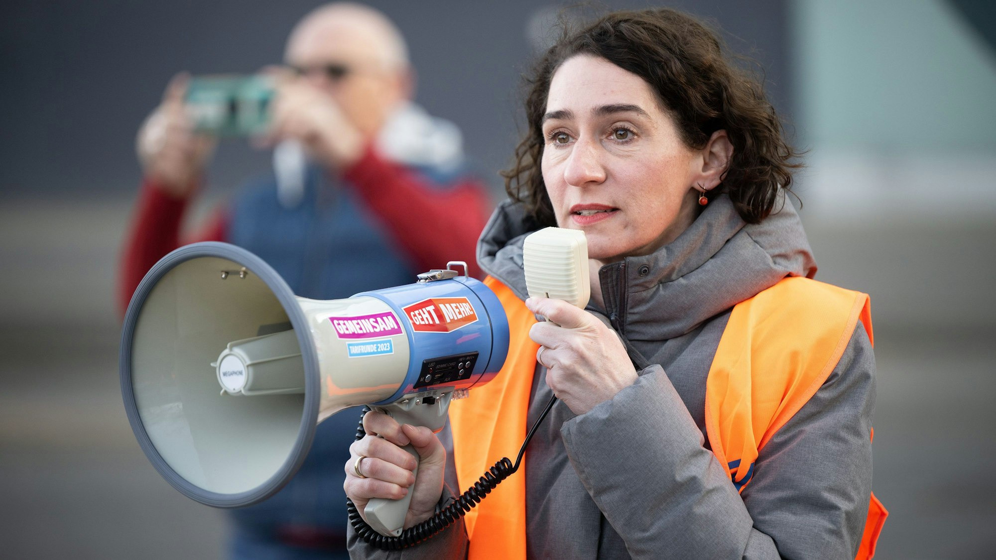 Cosima Ingenschay, EVG-Verhandlungsführerin, spricht vor bei einer Streik-Kundgebeung Ende Februar.
