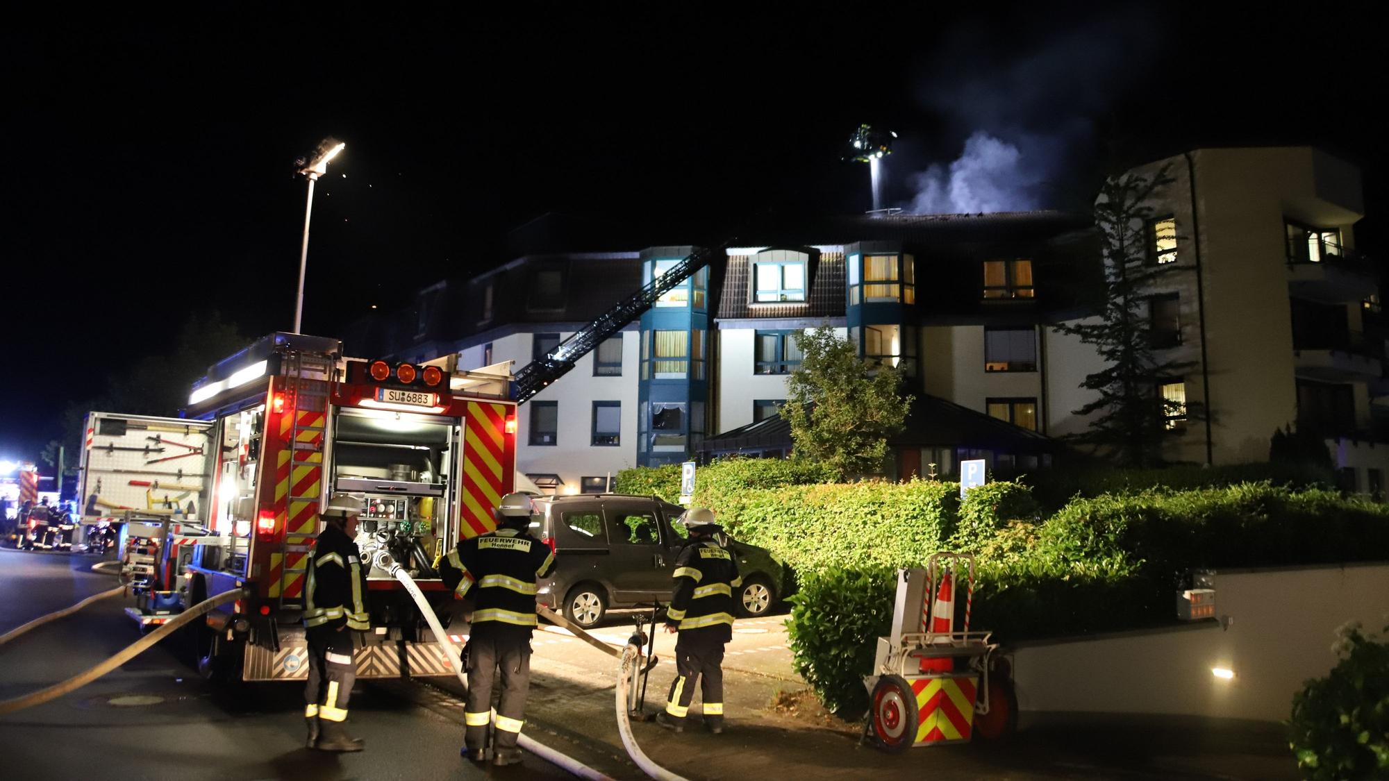 Bei einem Brand in der Senioreneinrichtung Curanum mussten 70 Seniorinnen und Senioren aus ihren Zimmern geholt und anderweitig untergebracht werden.