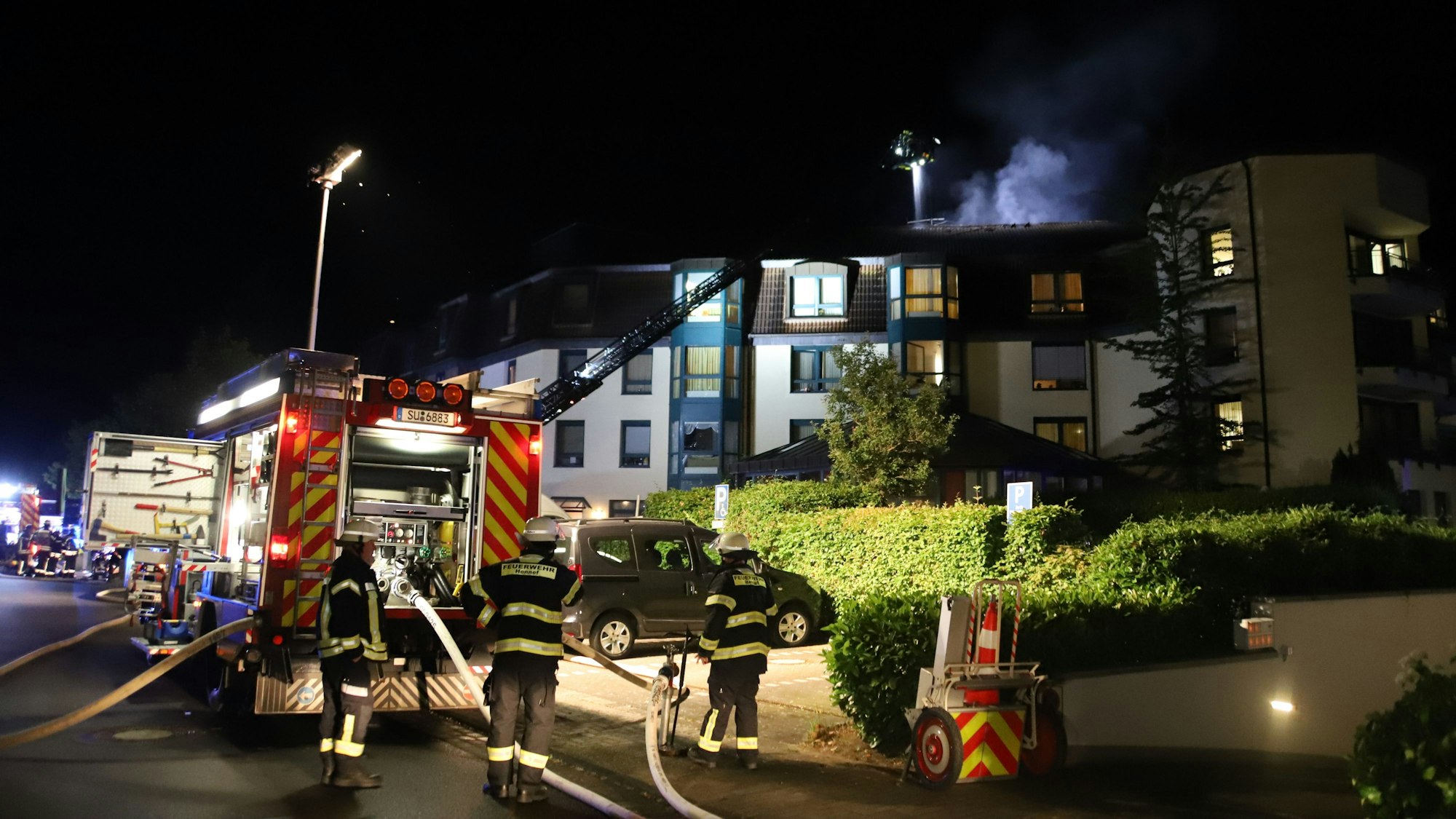 Bei einem Brand in der Senioreneinrichtung Curanum mussten 70 Seniorinnen und Senioren aus ihren Zimmern geholt und anderweitig untergebracht werden.