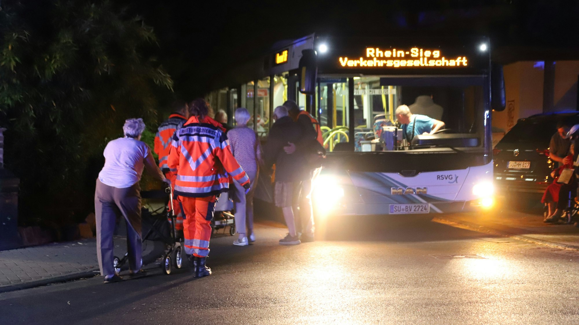 Die Senioren werden zum Bus gebracht.