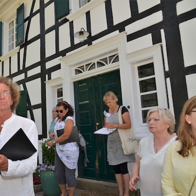 Mit konzentriertem Blick streift die Jury durch Benroth, so auch Dr. Rüdiger Kirsten am Vorländerhof.