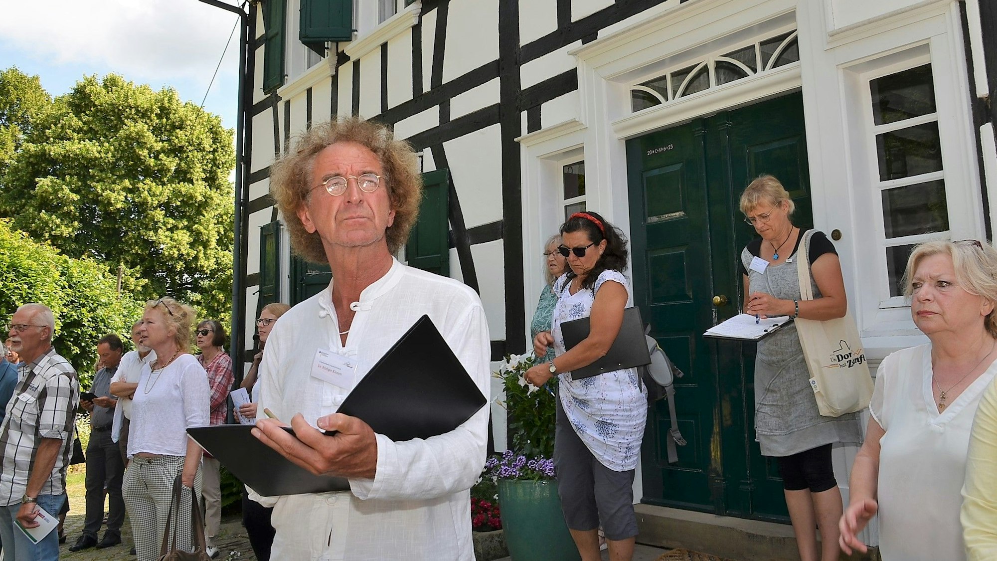 Mit konzentriertem Blick streift die Jury durch Benroth, so auch Dr. Rüdiger Kirsten am Vorländerhof.