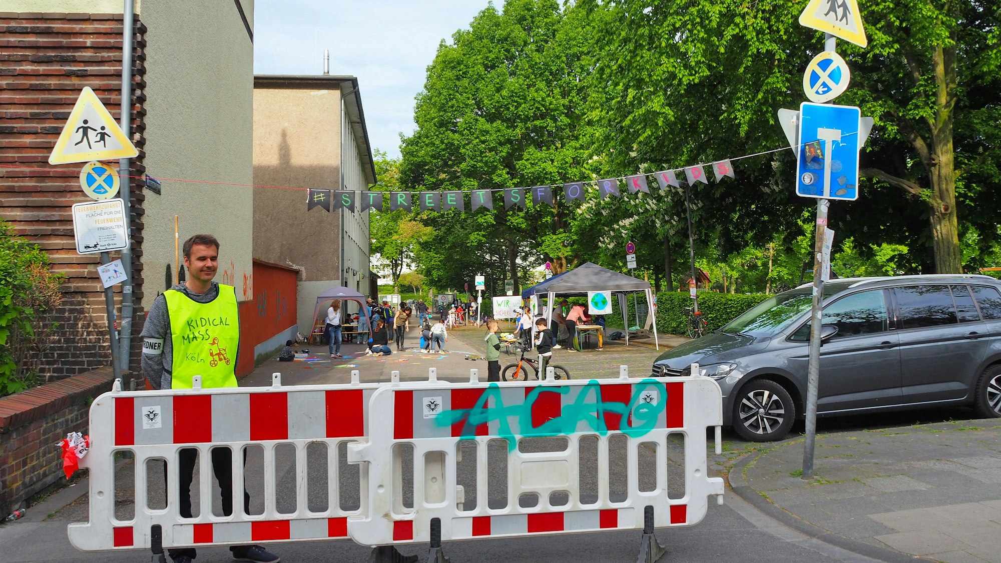 Eine Straße, auf der Kinder spielen, ist gesperrt.