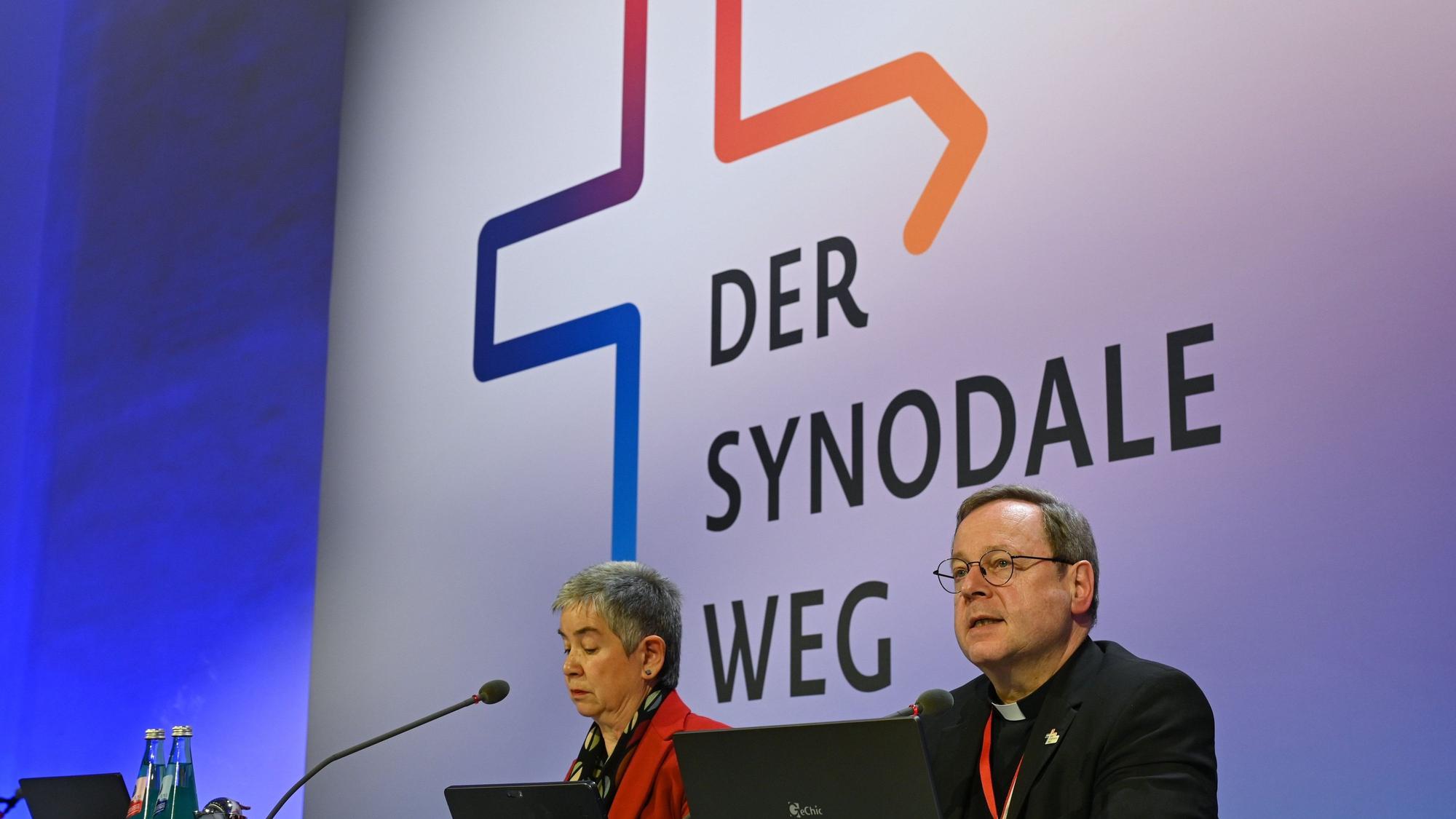 09.03.2023, Hessen, Frankfurt/Main: Irme Stetter-Karp, Präsidentin vom Zentralkomitee der deutschen Katholiken (ZdK) und Präsidentin des Synodalen Weges, und Georg Bätzing, Bischof von Limburg, Vorsitzender der Deutschen Bischofskonferenz und Präsident des Synodalen Weges, eröffnen die Synodalversammlung.