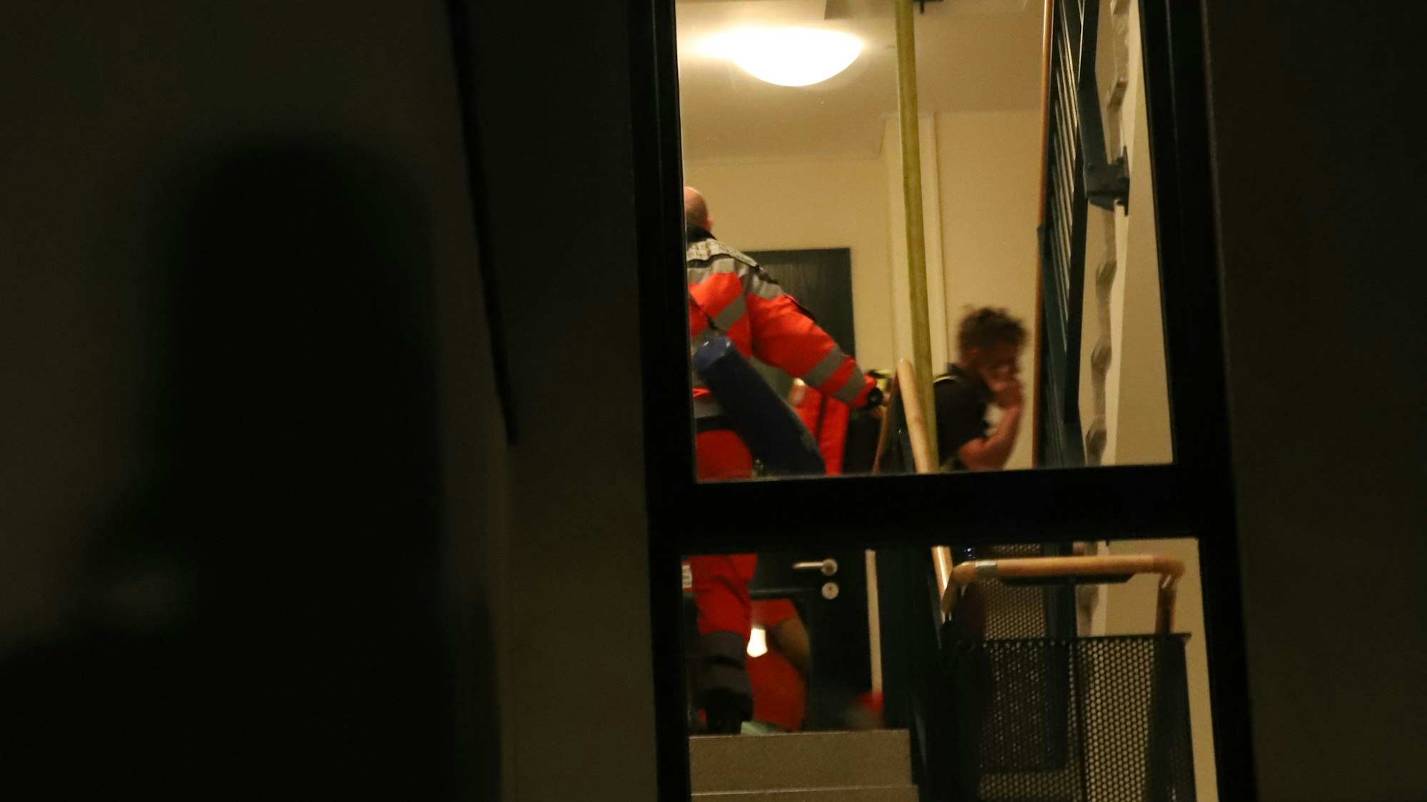 Die Einsatzkräfte im Treppenhaus