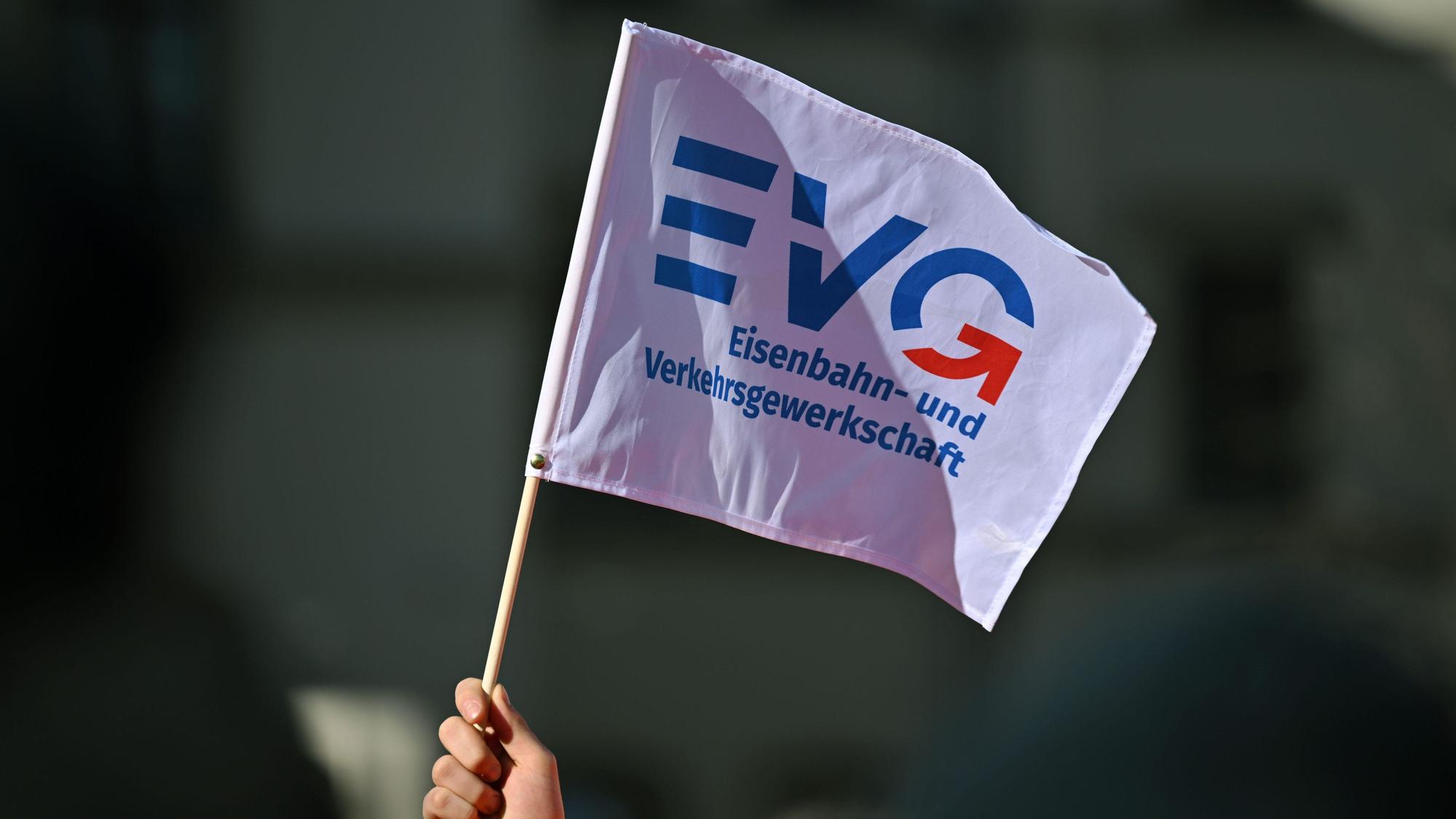 Streik-Kundgebung der Eisenbahn- und Verkehrsgewerkschaft (EVG). Die Eisenbahn-Gewerkschaft hat mit kleineren Verkehrsunternehmen offenbar eine Einigung erzielt, damit erhöht sie auch den Druck auf die Deutsche Bahn.