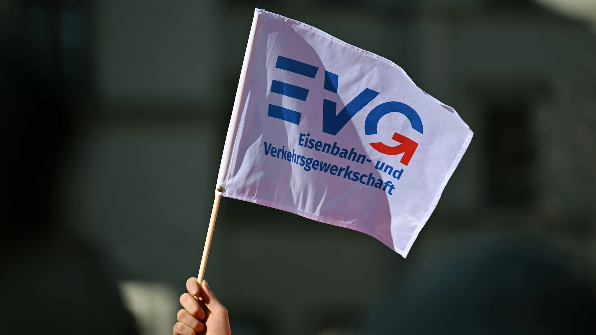 Streik-Kundgebung der Eisenbahn- und Verkehrsgewerkschaft (EVG). Die Eisenbahn-Gewerkschaft hat mit kleineren Verkehrsunternehmen offenbar eine Einigung erzielt, damit erhöht sie auch den Druck auf die Deutsche Bahn.